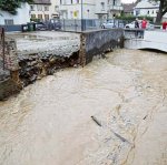 Der Liederbach hat die Mauer wegrissen. Schaulustige beobachten das Naturschauspiel.