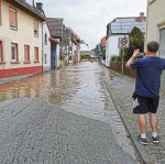 Das Wasser kommt nicht von oben. Es wird vom steigenden Liederbach in die Liederbacher Straße gedrückt.