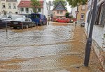 Die Gullys schaffen die Wassermassen nicht: Der Marktplatz von Unterliederbach steht unter Wasser.