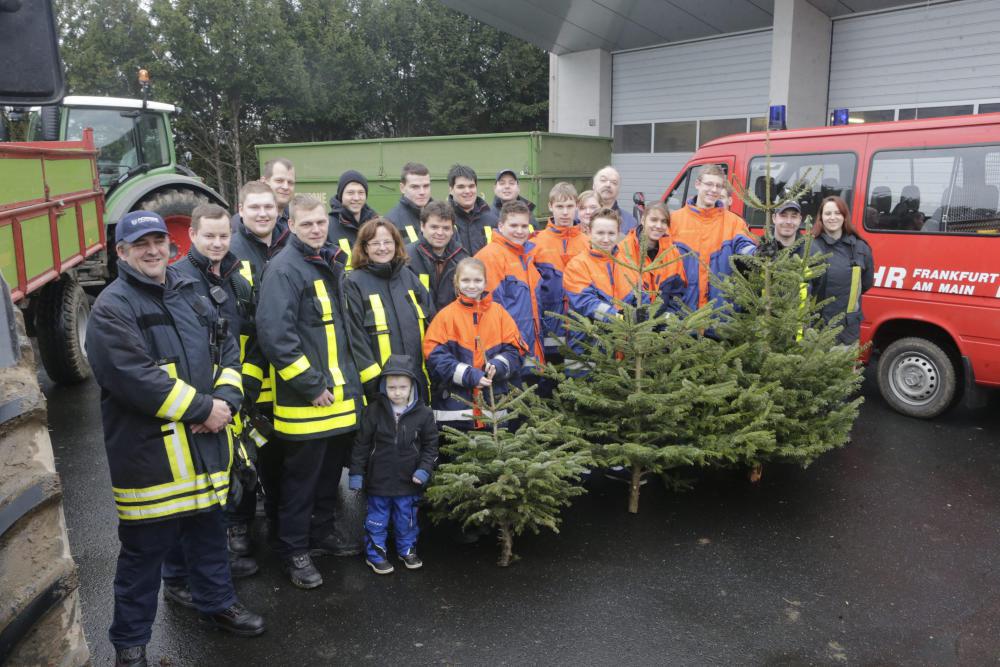 Die Jugendfeuerwehr wurde beim Christbaumsammeln von der Einsatzabteilung und Landwirt Gerhard Wagner unterstützt.	Foto: Reuß