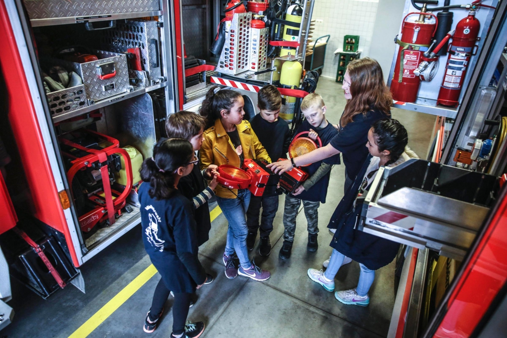 Die Minis inspizieren die Ausrüstung im Feuerwehrhaus.© Christoph Boeckheler