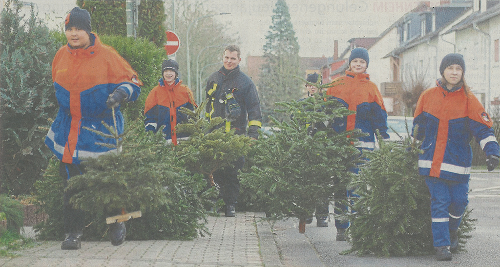 Das Einsammeln der ausgedienten Weihnachtsbäume durch die Feuerwehr hat in Unterliederbach eine lange Tradition. Foto: Reuss