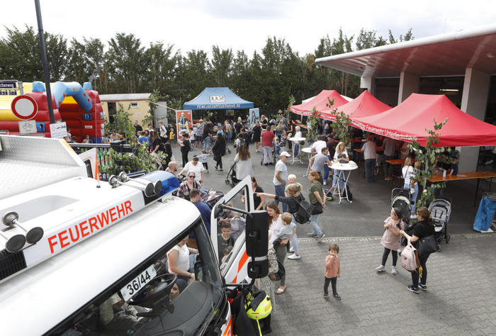 Das Areal vor dem Gerätehaus der Freiwilligen Feuerwehr verwandelte sich gestern Nachmittag in einen Festplatz. FOTO: Maik Reuß