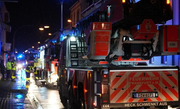 Die Feuerwehr hat am späten Donnerstagabend ein Feuer in der Halle einer Wäscherei in der Wasgaustraße gelöscht. Der Schaden beläuft sich auf eine sechsstellige Summe. FOTO: 5Vision.Media
