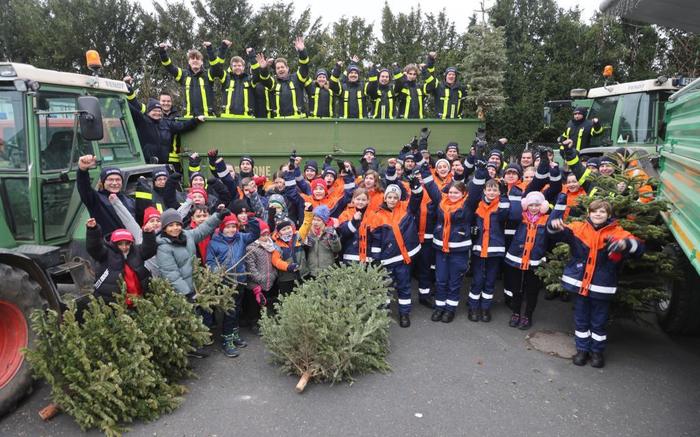 Gute Stimmung trotz eisiger Temperaturen: Die Mini- und die Jugendfeuerwehr der Unterliederbacher Brandschützer haben am Samstag im Westen des Stadtteils zwischen der Peter-Bied-Straße und der A 66 Christbäume eingesammelt. FOTO: Maik Reuß