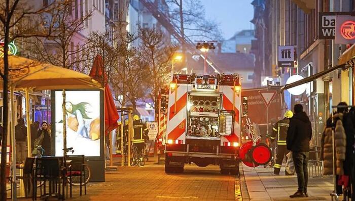 Mitten auf der Höchster Fußgängerzone rücken die Brandlöscher an – Passanten verfolgen den Einsatz vor dem Woolworth-Kaufhaus. © 5vision.de