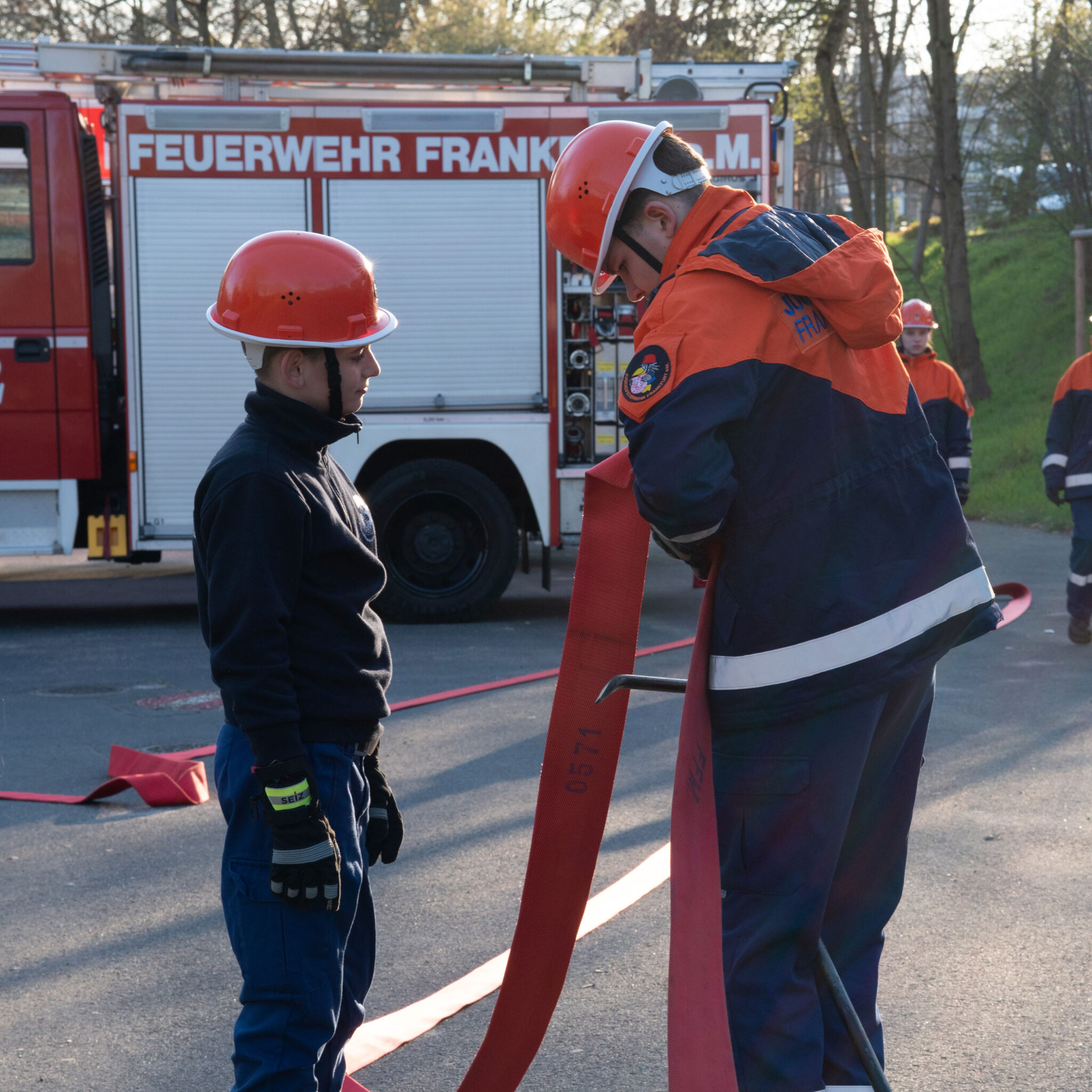jugendfeuerwehr_unterliederbach_feuerwehr_schlauch_team_kameraden